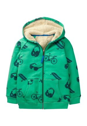 Zielona dziecięca bluza z kapturem na zamek, z beżowym polarem wewnątrz, zdobiona czarnymi wzorami przedstawiającymi rowery, słuchawki, deski skateboardowe i okulary przeciwsłoneczne.