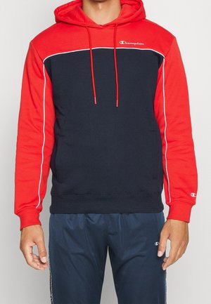 Sudadera con capucha, mangas rojas y cuerpo azul marino, con detalles de ribete blanco y logo de Champion en el pecho y la manga. Material de mezcla de algodón.