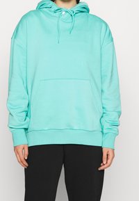Mintgroene hoodie gemaakt van zacht katoen, met een voorvak, capuchon met trekkoord en geribde boorden en zoom.