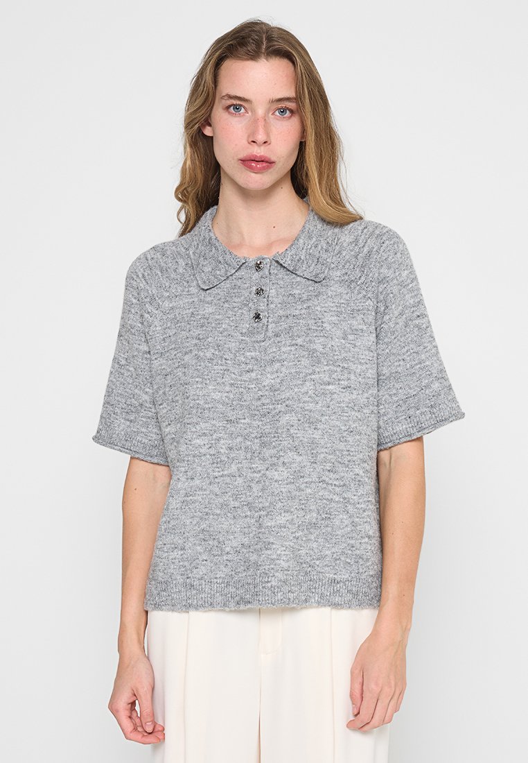 Grijze gebreide polo trui met korte mouwen en een kraag, voorzien van drie donkere knopen en een iets loose fit, gemaakt van een zachte, gestructureerde stof.