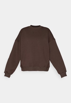 Sudadera marrón con cuello redondo, diseño de hombro caído, puños y dobladillo acanalados, con un sutil logotipo en la parte frontal. Textura suave.