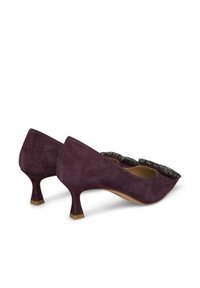 Tacchi in suede viola con tacco basso e svasato e un accento decorativo di perline nella parte frontale, caratterizzati da una superficie liscia e un design a punta.