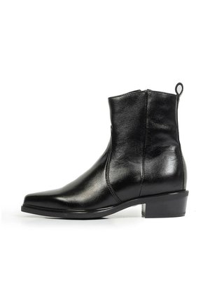 Bottine en cuir noir avec talon bloc bas, fermeture éclair latérale, bout rond et languette en haut à l'arrière sur fond blanc.