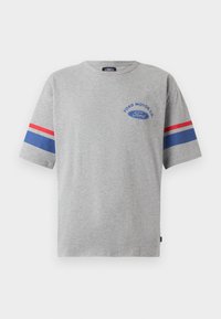 Siva pamučna majica s kratkim rukavima, s plavim i crvenim prugama na rukavima i logom "Ford Motor Co" u plavoj boji na prsima.