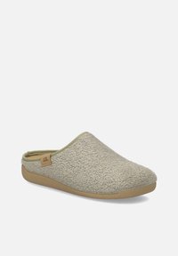 Pantofole senza lacci, pelose e di colore grigio chiaro, con tomaia in tessuto strutturato e bordo morbido verde. Presentano una suola in gomma antiscivolo.