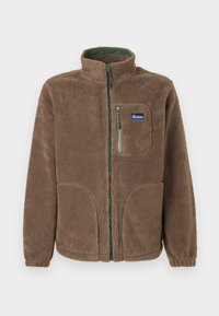 Browns pilnībā atverams fliša jakas ar augstu apkakli, divām apakšējām kabatām, vienu krūšu kabatu ar zaļu rāvējslēdzēju un Penfield logotipa uzlīmi.