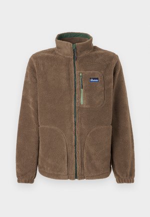 Braune Fleecejacke mit durchgehendem Reißverschluss, hohem Kragen, zwei unteren Taschen, einer Brusttasche mit grünem Reißverschluss und Penfield-Logo-Patch.