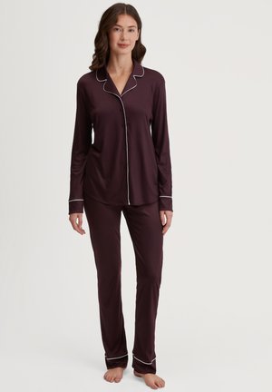 Bordeaux lange mouwen pyjama set met witte bies, voorzien van een knoopsluiting aan de bovenkant en bijpassende broek. Zachte, lichtgewicht stof met een ontspannen pasvorm.