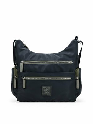 Bolsa de hombro negra de nylon con dos bolsillos frontales con cremallera, correa ajustable y un parche de logo de goma. Textura suave con detalles de hardware metálico.
