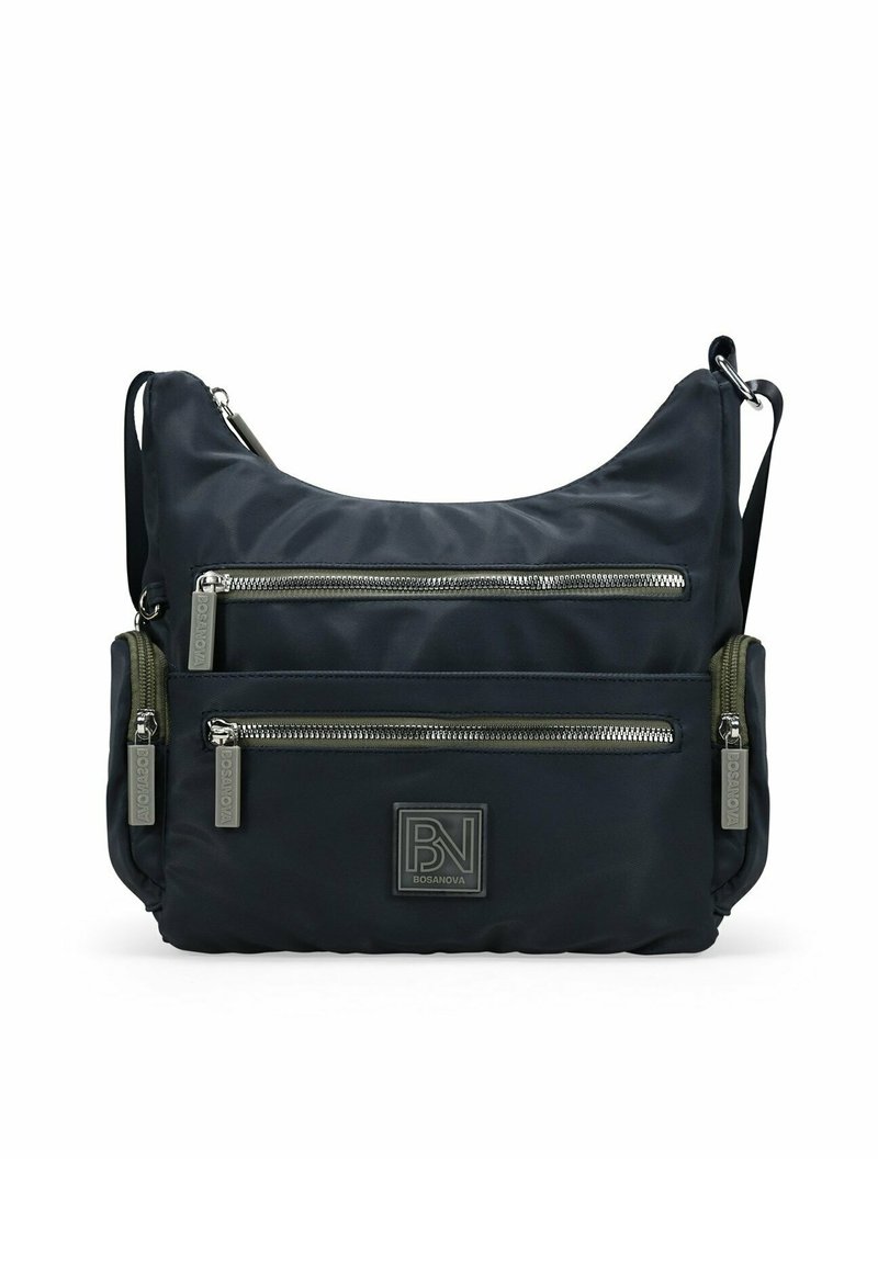 Bolsa de hombro negra de nylon con dos bolsillos frontales con cremallera, correa ajustable y un parche de logo de goma. Textura suave con detalles de hardware metálico.