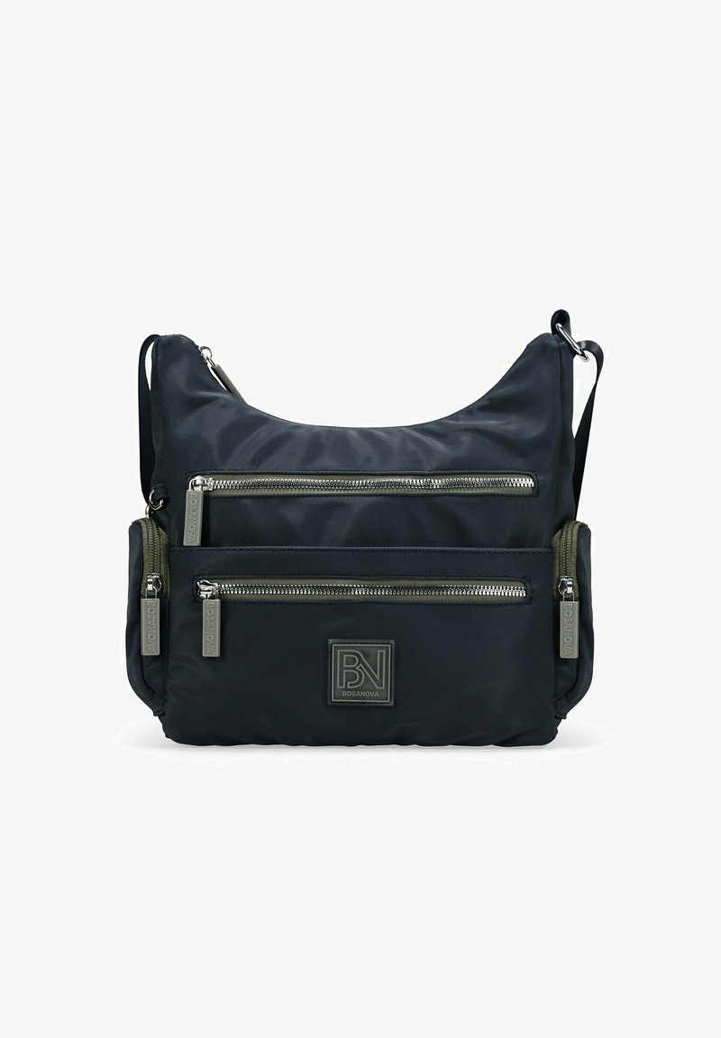 Bolsa de hombro negra de nylon con dos bolsillos frontales con cremallera, correa ajustable y un parche de logo de goma. Textura suave con detalles de hardware metálico.