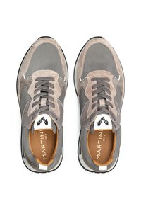 Zapatillas grises que combinan materiales de ante y malla, con un interior marrón claro y suelas de goma negras contrastantes.