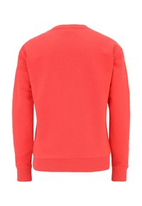 Sudadera coral, mezcla de algodón, cuello redondo, mangas largas, puños y dobladillo acanalados, color sólido, textura suave, sin gráficos ni logotipos visibles.