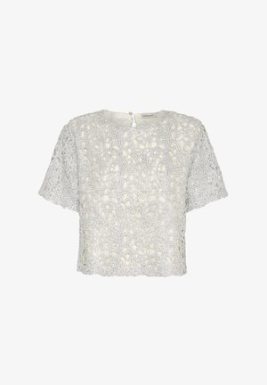 Bílá krajková blůza s květinovým vzorem, krátkými rukávy a kulatým výstřihem se zapínáním na knoflík na zadní straně. Texturovaný design.