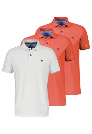 Tre kortærmede poloer, to i koral og én i hvid, hver med en lille mørk broderet logo på venstre bryst.