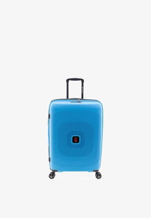 Valise rigide bleue avec des lignes diagonales, poignée rétractable noire, quatre roues pivotantes et serrure TSA centrale.