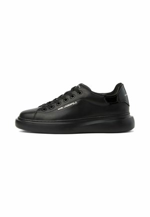 Schwarzer Sneaker mit niedrigem Schnitt, dicker Sohle, Schnürsenkeln vorne und "KARL LAGERFELD" Logo an der Seite und an der Fersenschlaufe.