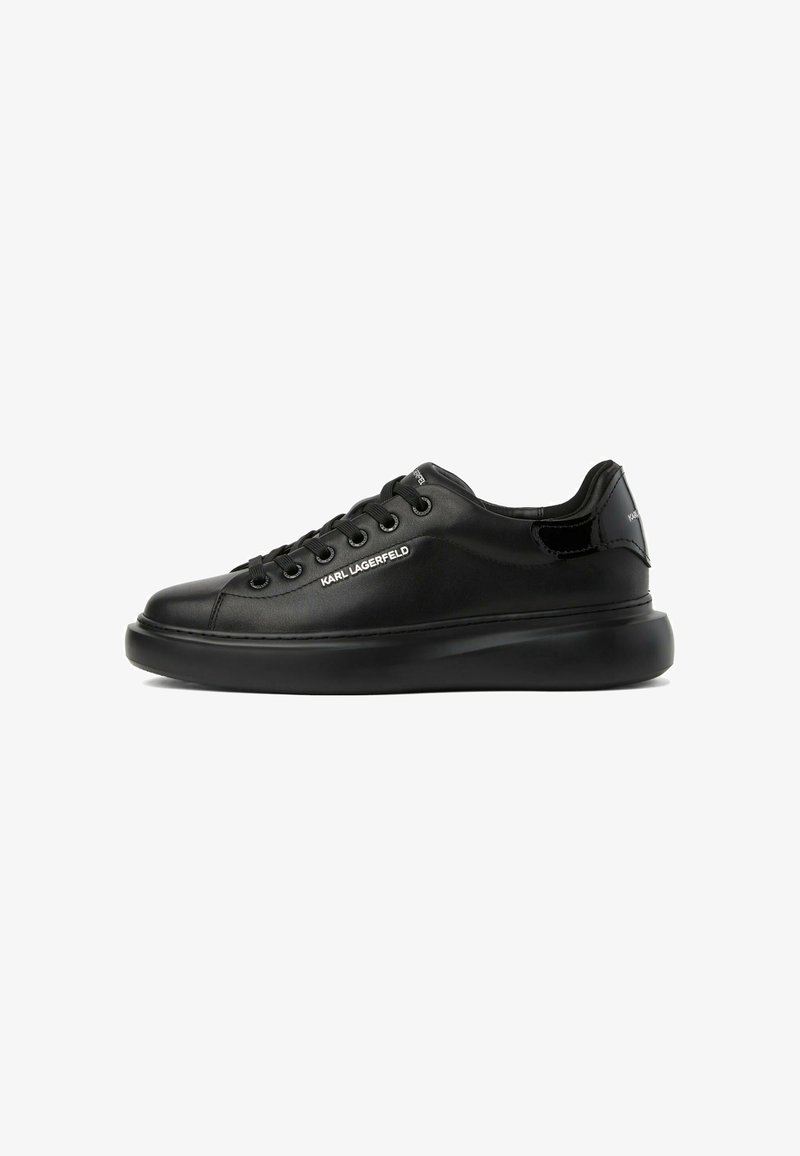 Basket basse noire avec semelle épaisse, fermeture à lacets à l'avant et logo "KARL LAGERFELD" sur le côté et sur la languette du talon.