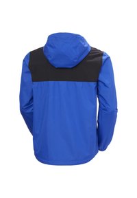 Modrá voděodolná bunda s černou horní částí, kapucí, elastickými manžetami a hladkou, lehkou texturou. Disponuje volným střihem.