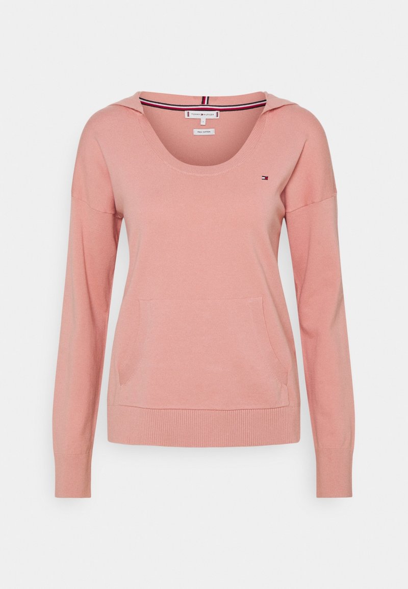 Pull en maille coton rose à manches longues avec poche avant, encolure dégagée et petit logo en haut côté gauche de la poitrine.