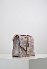 Borsa a tracolla rosa testurizzata con finitura metallica, tracolla a catena e hardware dorato. Presenta una chiusura a patta e una superficie scintillante.