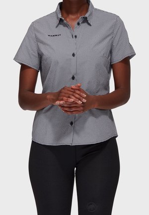 Zwart-witte geruite korte mouw overhemd met een knoopsluiting aan de voorkant, voorzien van een zak en contrasterende zwarte knopen.