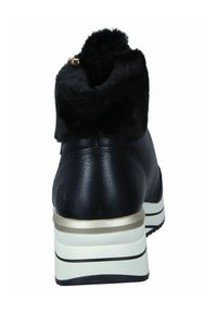 Bottine en cuir noir avec un col en fausse fourrure noire et duveteux, semelle blanche et accents dorés. Présente un bout rond et un dessus texturé.