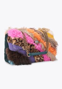 Multicolore handtas met een mix van bont en stoffen texturen, gouden kettingband en unieke embleemdetail, met delen van dierenprint.