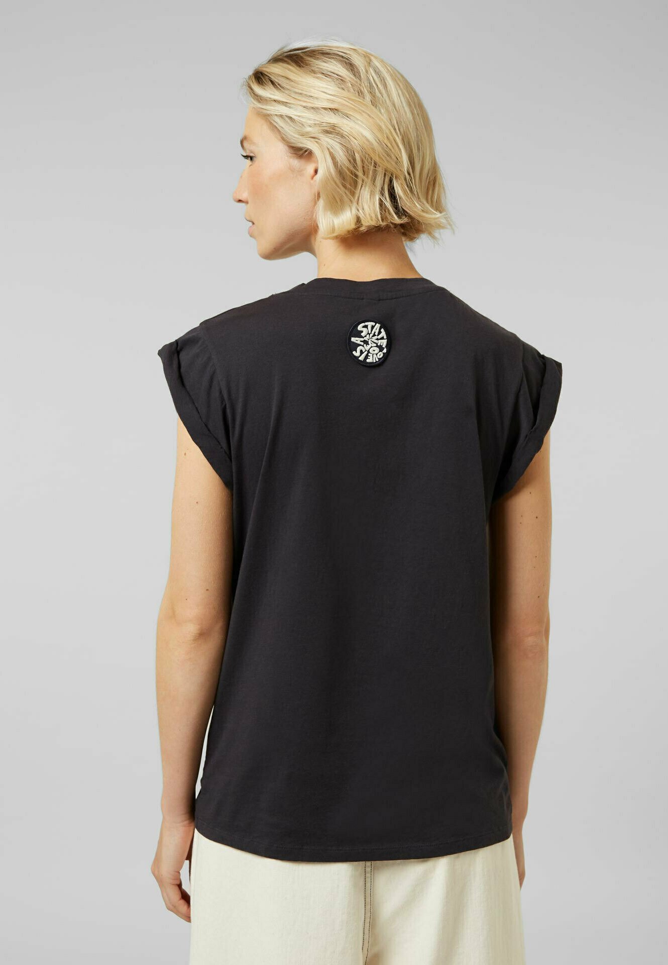 grey and blue t shirt