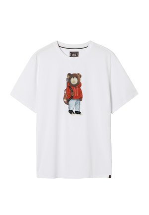 Weißes Baumwoll-T-Shirt mit einer Illustration eines Bären in rotem Hoodie, hellblauen Jeans und schwarzen Schuhen, mit einer Gitarre über der Schulter.