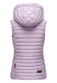 Gilet imbottito lilla con cappuccio, caratterizzato da un motivo a diamante, tasche laterali e un dettaglio in pelle con logo sull'orlo.