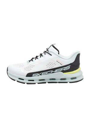 Biało-czarny but sportowy Skechers z jasnoniebieską podeszwą, środkową podeszwą amortyzowaną powietrzem i czarnymi sznurowadłami, widok z boku.