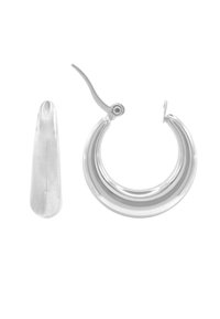 Silberner Creolen-Ohrring mit geschwungenem Design, polierter Oberfläche und einem dünnen Hakenverschluss. Der Ohrring hat eine kreisrunde und längliche Form.