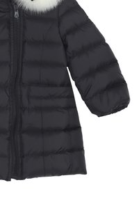 Giacca a vento nera con colletto in morbida pelliccia sintetica bianca, motivo a quadri orizzontali, zip frontale e due tasche laterali.