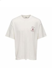 T-shirt bianco oversize a maniche corte con colletto tondo e piccolo testo e grafica rossa "Cesto di Mele" sul lato sinistro del petto.