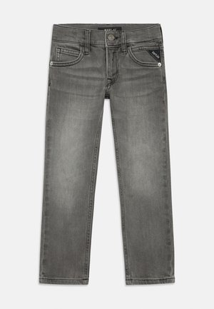 Jeans de mezclilla gris con un diseño clásico de pierna recta, con bolsillos delanteros y traseros y una etiqueta de logo en el bolsillo derecho.