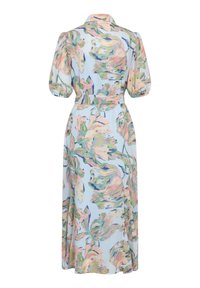 Vestido midi azul claro con estampado floral en tonos pastel, mangas cortas abullonadas, cuello y cinturón de tela a juego en la cintura.