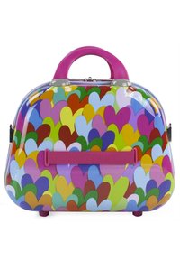 Maleta dura colorida con un patrón de corazones en varios colores, con un asa rosa, una correa a juego y un diseño redondeado.