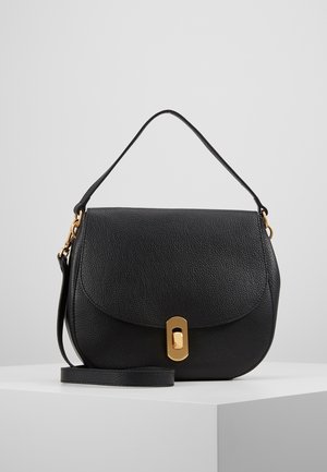 Sort tekstureret læderhåndtaske med buet klap og gyldent rektangulært spænde, med kort top-håndtag og lang aftagelig skulderrem.