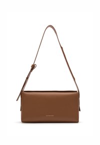 Borsa a spalla in pelle marrone con forma rettangolare, texture liscia e tracolla regolabile. Presenta un design minimalista con accento del logo.