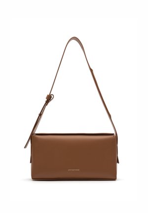 Sac à épaule en cuir marron de forme rectangulaire, texture lisse et bandoulière réglable. Présente un design minimaliste avec un accent de logo.