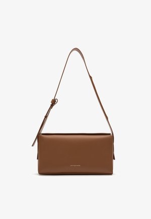 Borsa a spalla in pelle marrone con forma rettangolare, texture liscia e tracolla regolabile. Presenta un design minimalista con accento del logo.