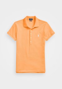 Orange polo skjorta gjord av slät tyg med korta ärmar, krage och fem knappar; har en vit logotyp på vänster bröst.