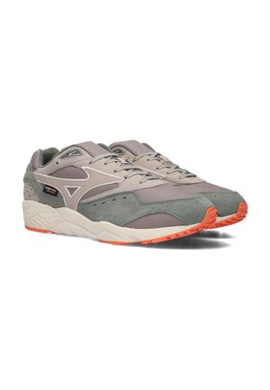 Zapatillas grises y verdes con partes superiores de malla y ante, acentos en blanco y suelas de goma naranjas; cuentan con una lengüeta acolchada y cordones.