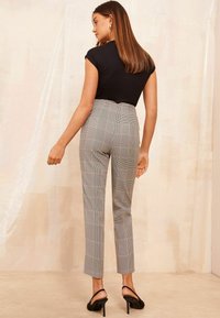 Friends Like These TAILORED SEAM  - Nohavice - brown check