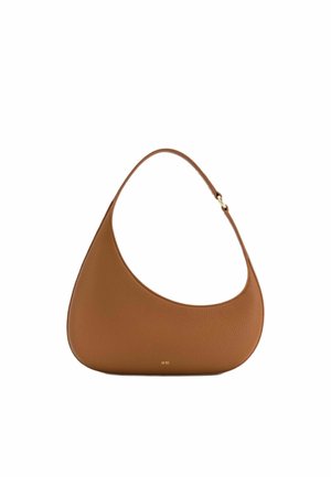 Sac d'épaule en cuir marron en forme de croissant avec une seule sangle et un petit logo doré JW PEI au centre en bas.