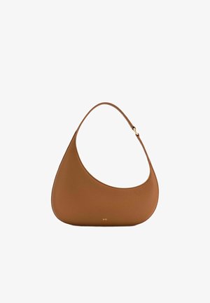 Sac d'épaule en cuir marron en forme de croissant avec une seule sangle et un petit logo doré JW PEI au centre en bas.