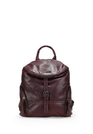 Mochila de cuero burdeos oscuro con asa superior, correa frontal con hebilla, dos bolsillos laterales con cremallera y logotipo de la marca "Bosanova" en la solapa.