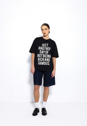 - T-shirt z nadrukiem