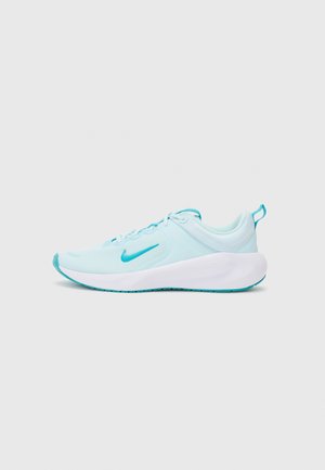 Zapatilla deportiva de color azul claro con parte superior de malla, suela blanca acolchada y acentos turquesa en el logotipo y la lengüeta del talón.